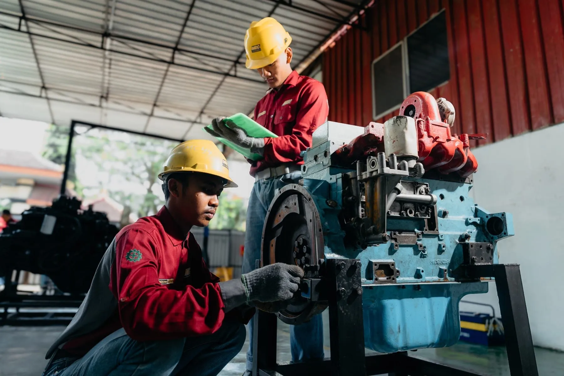 Siswa MEC mempelajari diesel engine